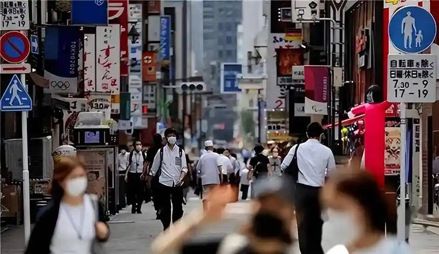 日本经济在2025年开年就充满了戏剧性。这个曾经的经济巨人，如今手里攥着一把令人