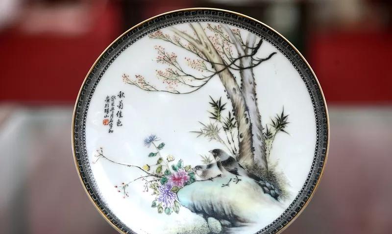 粉彩瓷器最早出现在清代康熙晚期。它是在五彩瓷基础上，受珐琅彩瓷制作工艺影响而创造