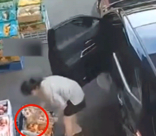 浙江一水果店老板发视频称，一女子开车经过其店铺门口时，直接停车淡定地走到店门口水
