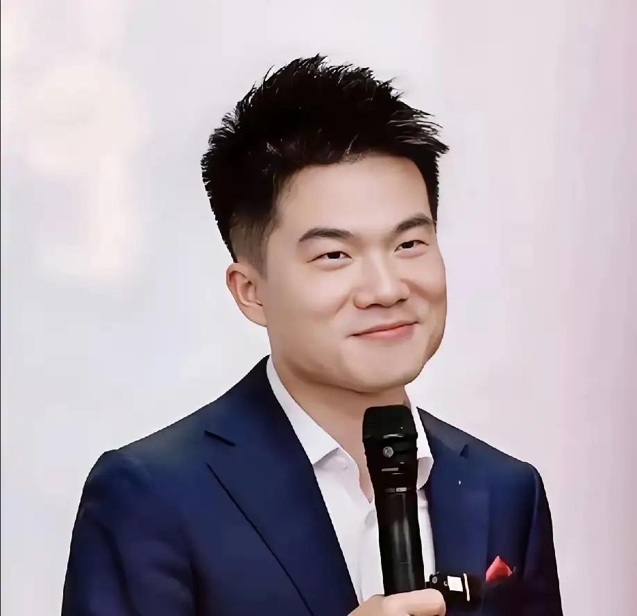 董宇辉说：“我虽然是陕西人，但我得诚实说，我们陕西人的服务意识是不好的，出去吃个