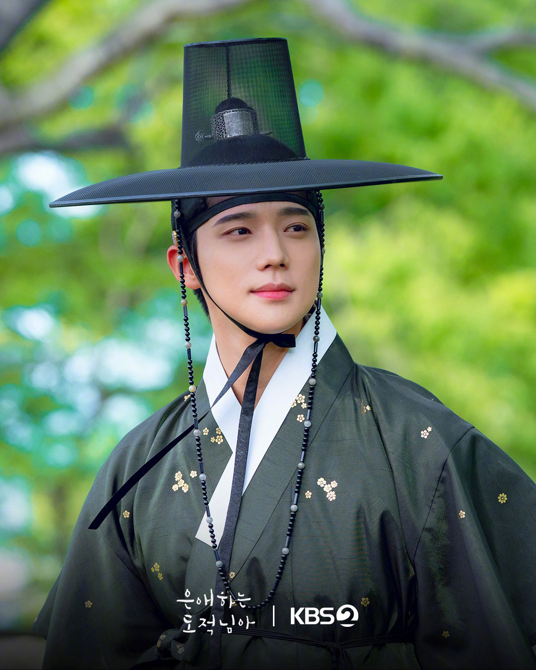 KBS新周末剧韩剧恩爱的盗贼大人公开文相敏剧照。该剧讲述偶然成为盗贼的女人和