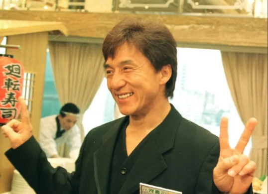 90年代初，成龙到内地拍戏，花钱在京城买了一套四合院，拍戏期间都住在这个院子里，