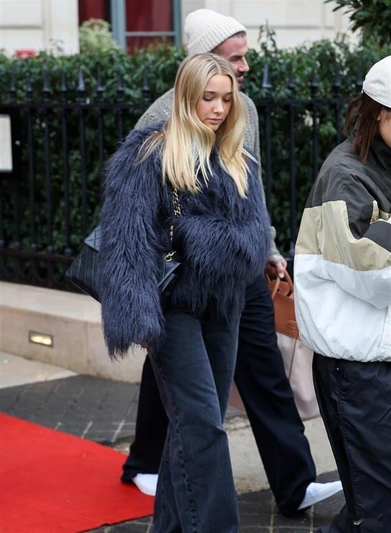 14岁的哈珀·赛文·贝克汉姆（小七），最近因频繁缺课、全程跟着父母大卫·贝克汉姆