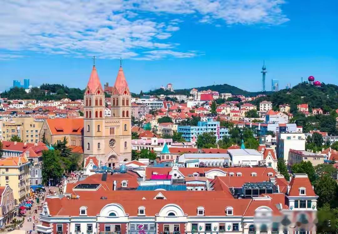 青岛爆红真相大揭秘！30万游客挤爆海岸线背后，藏着让浙江沉默江苏惊叹的逆袭密码