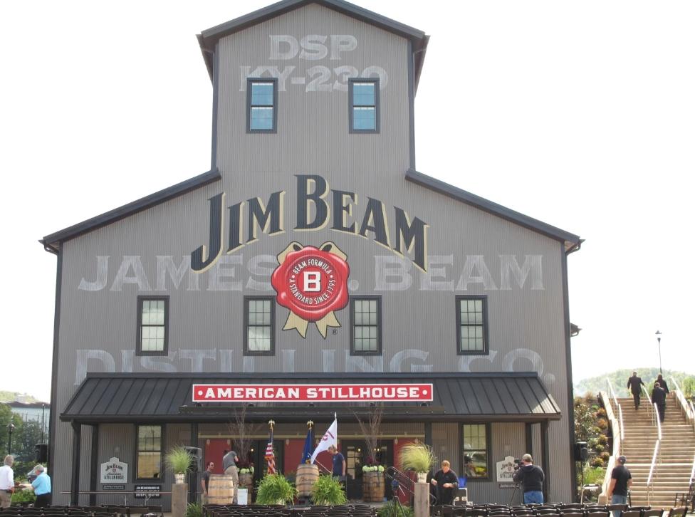 不是中国年轻人不爱喝白酒，美国人的饮酒量，也是几十年来最低的。这两天，波本威