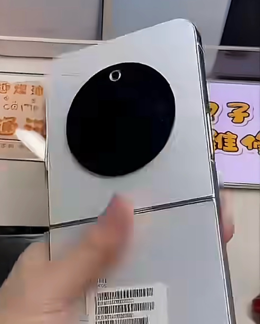 有朋友给我发了一个中兴的什么折叠手机？这不就是魅族废弃的小折叠手机吗？还有那个