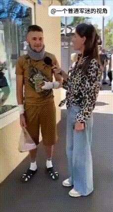 乌克兰一名女记者采访了一名完成了合同的年轻士兵，女记者问他你是为了合同那一百万格