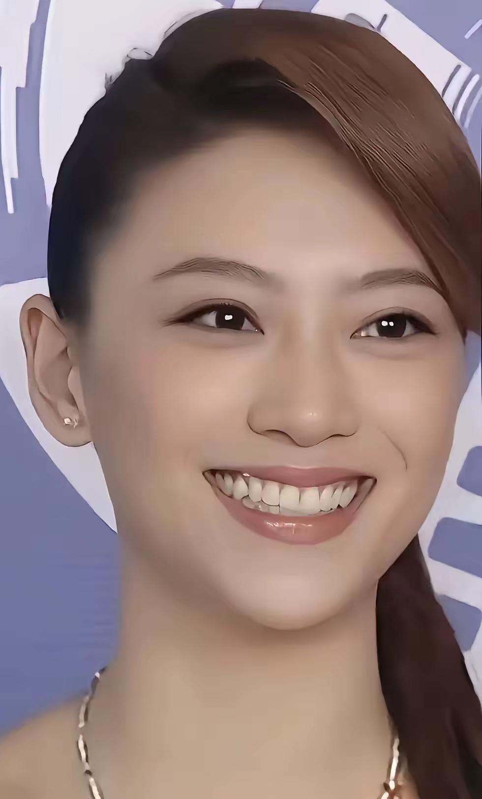 陈小春这话，听着简单，却戳中了不少人心里的“福气相”。他说喜欢应采儿爱笑，