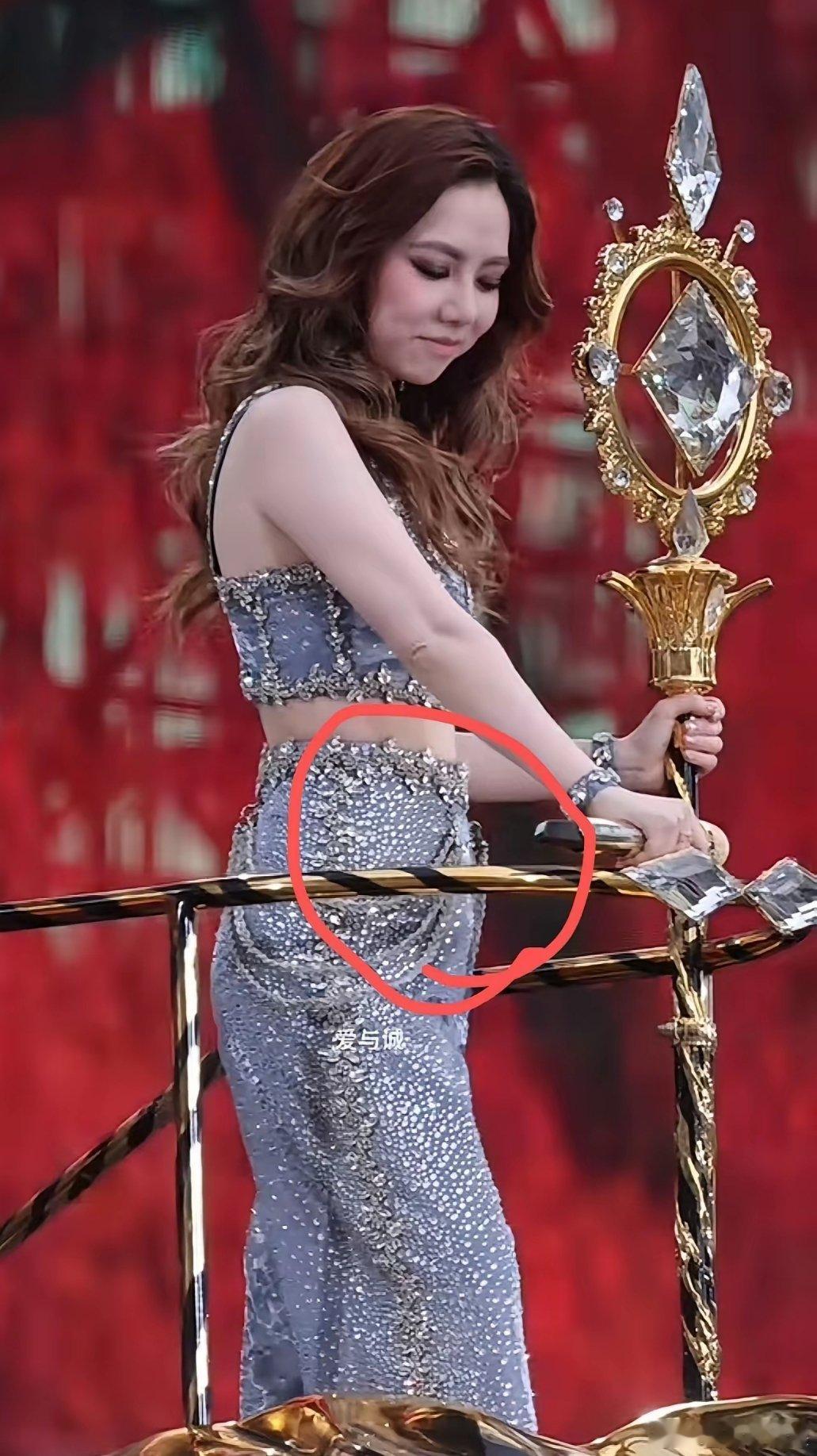 同样是开演唱会，你有没有发现，邓紫棋跟别的女明星不太一样？别的女星站在台上，腰是