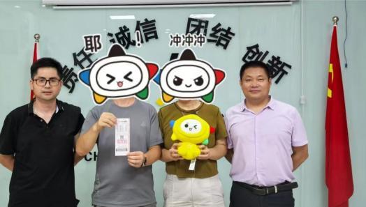 “比捡钱还高兴！”8月10日，安徽宣城，一男子晚上散步时，打算去路边买张彩票，顺