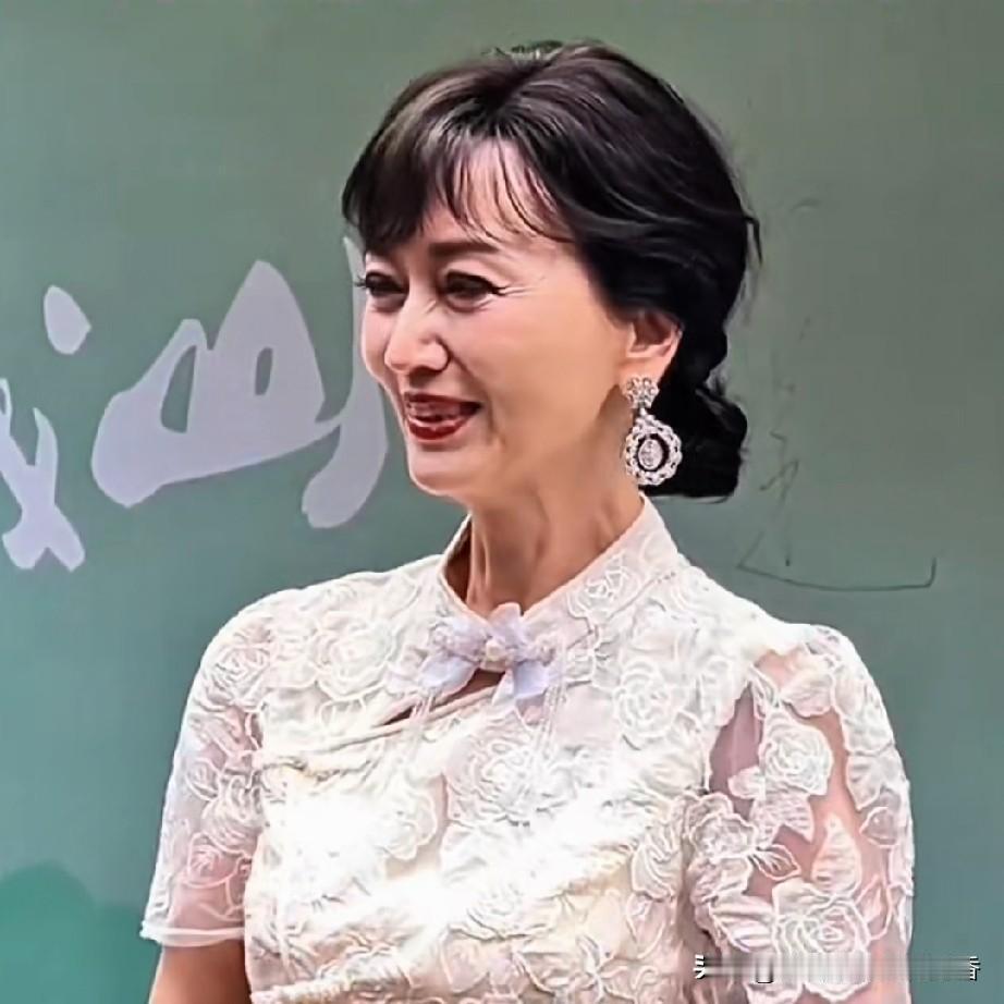 被誉为“不老女神”的赵雅芝还是老了，她曾是无数男人心目中的白月光，毕竟岁月不饶人