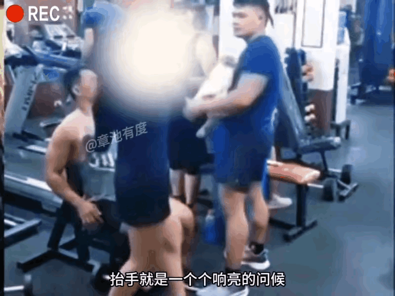 女子健身不顾家，丈夫来气了，抱着孩子直接到健身馆找妻子，见面之后不容分说，单手挥