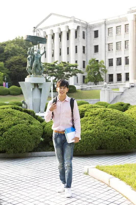 今天买菜回来碰见了楼上的邻居，还有她的儿子，挺高大帅气的一小伙，也很有礼貌，向我