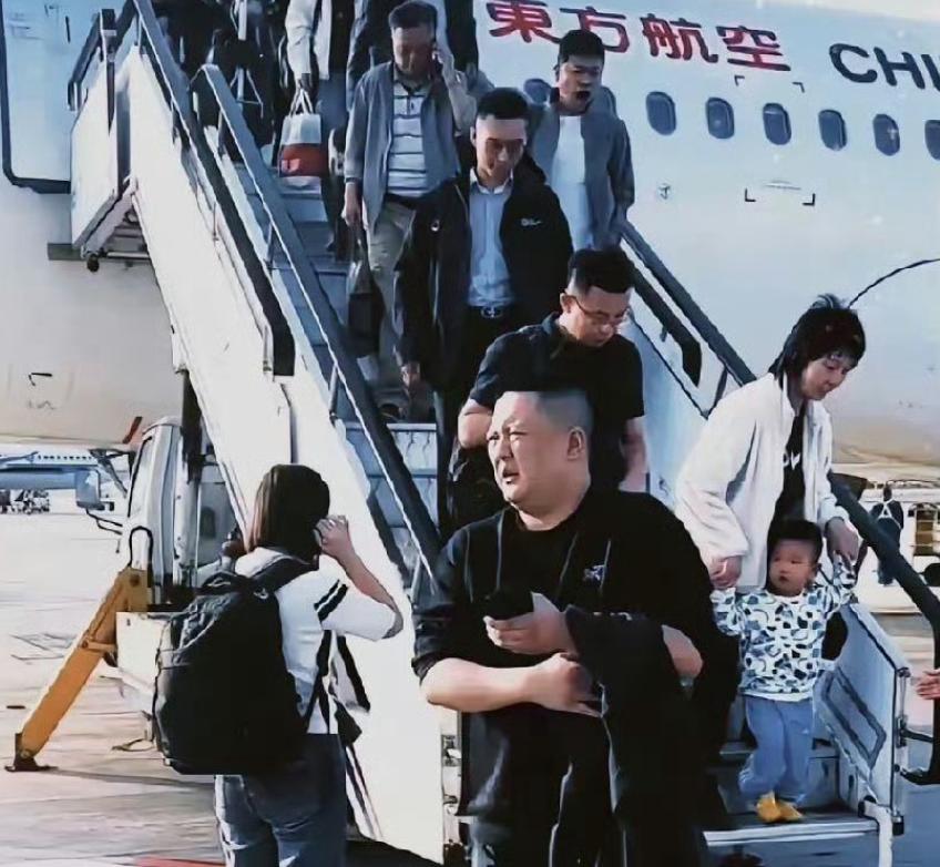 逼东航空姐下跪的男乘客欧某某和下跪的空姐这人看着肥头大耳油油腻腻的，一脸的横肉