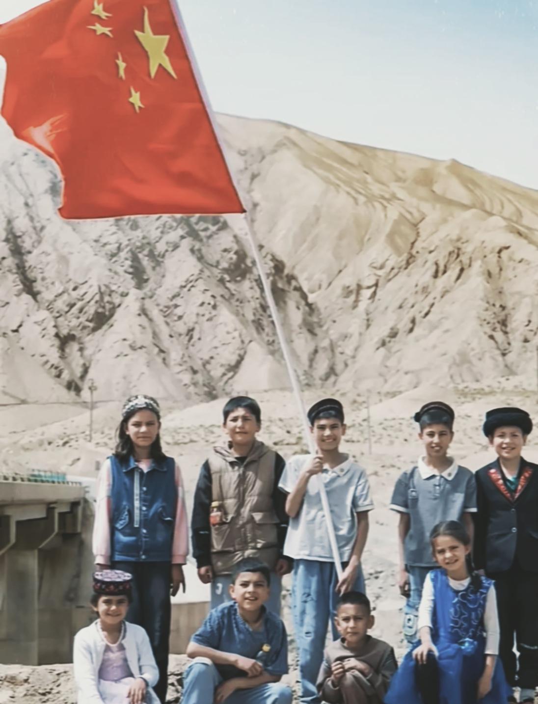 这几个小朋友火到人民日报了博主在新疆遇到一群举着国旗的塔吉克族小朋友，当博主问