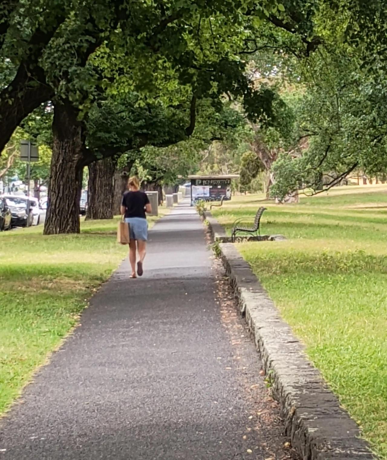 前几天在小区碰到一位68岁的陈大爷，精神头特别好，走路腰杆笔直，眼睛亮堂，说话声