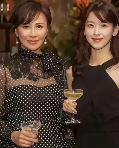 章泽天开播客了，名字叫做“小天章”，​我看了。谈吐，完全不像清华毕业的，我以