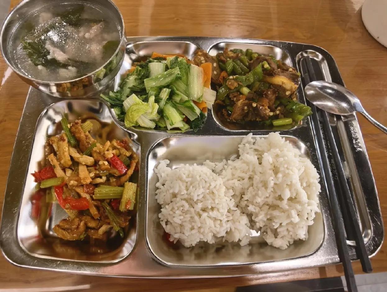 不想和他过了。图一是我男朋友的伙食，他是江西建行经理。图二是我的伙食，我是北