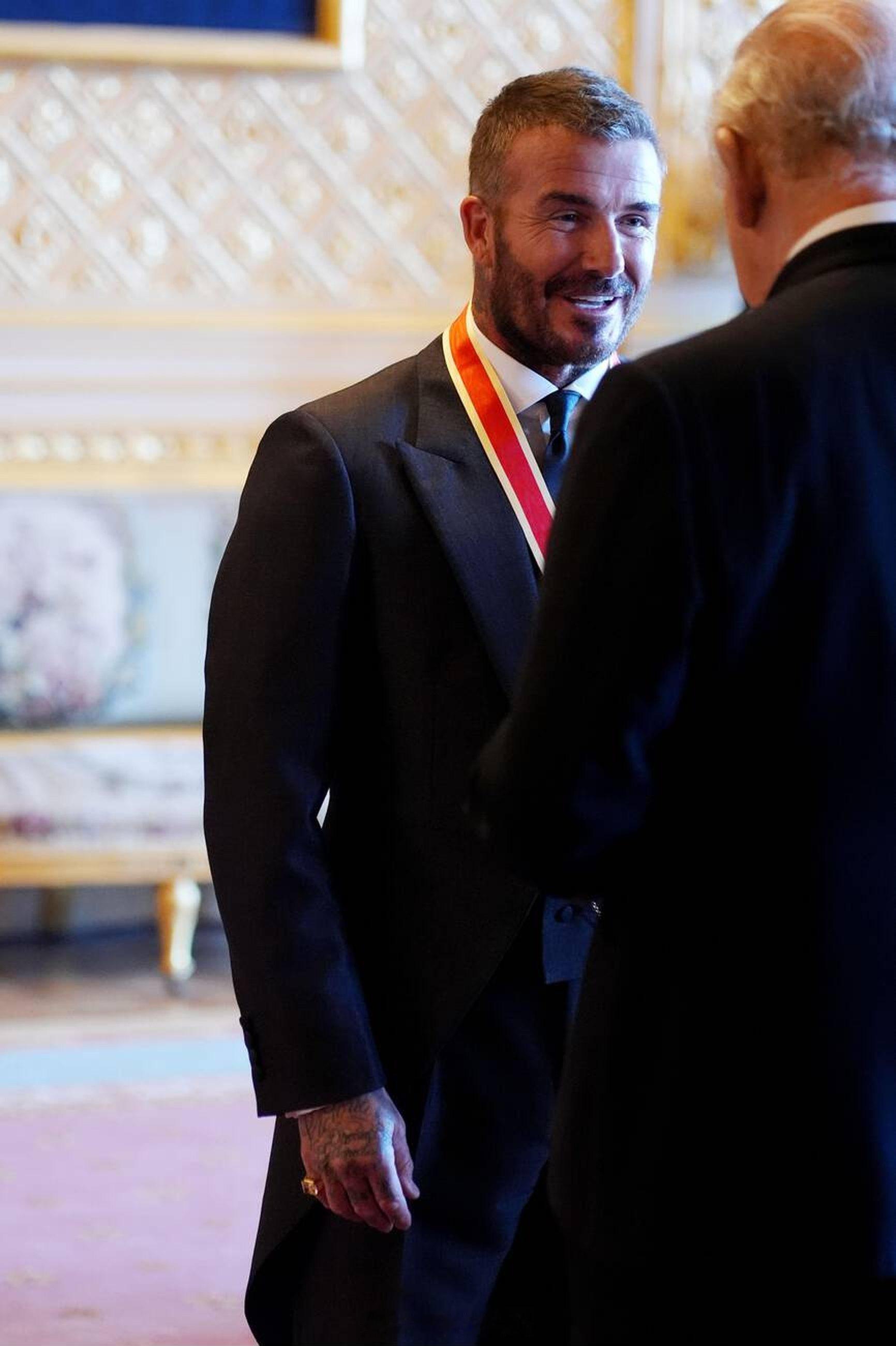 英国王室今天大卫贝克汉姆爵士在温莎城堡举行的授勋仪式上被查尔斯三世授