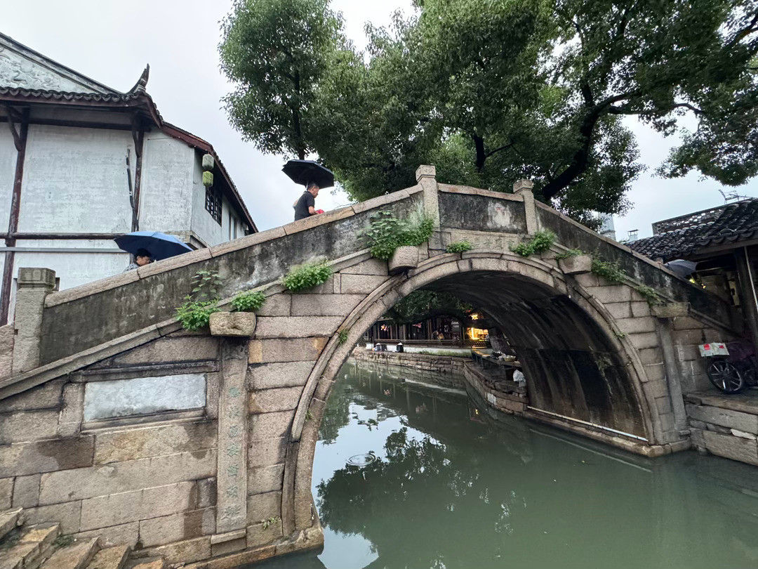 苏州锦溪古镇的早餐，藏在小河边那些弄堂里。两鬓斑白的的老头老太太在打理着小店，微