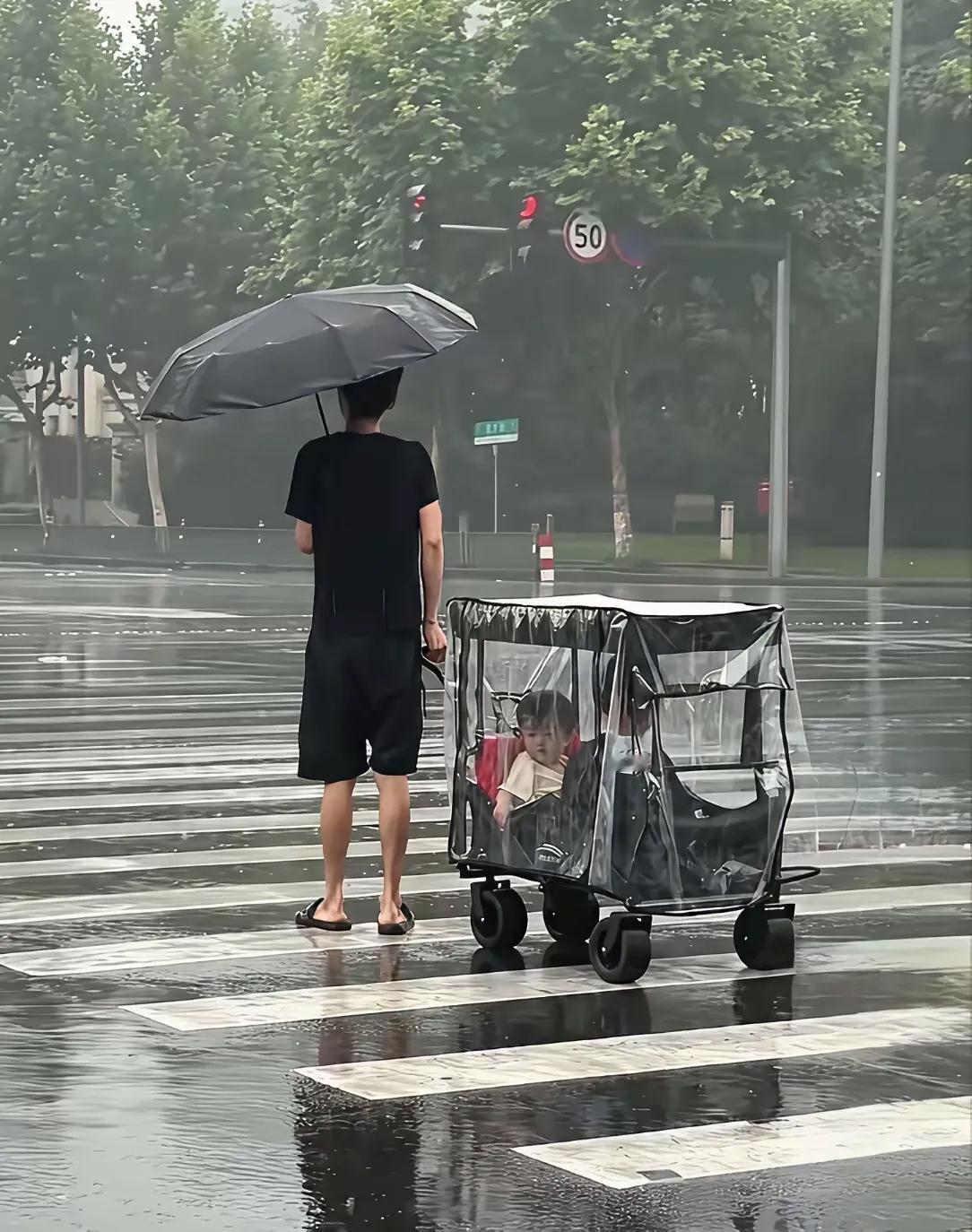 爸爸带娃活着就好