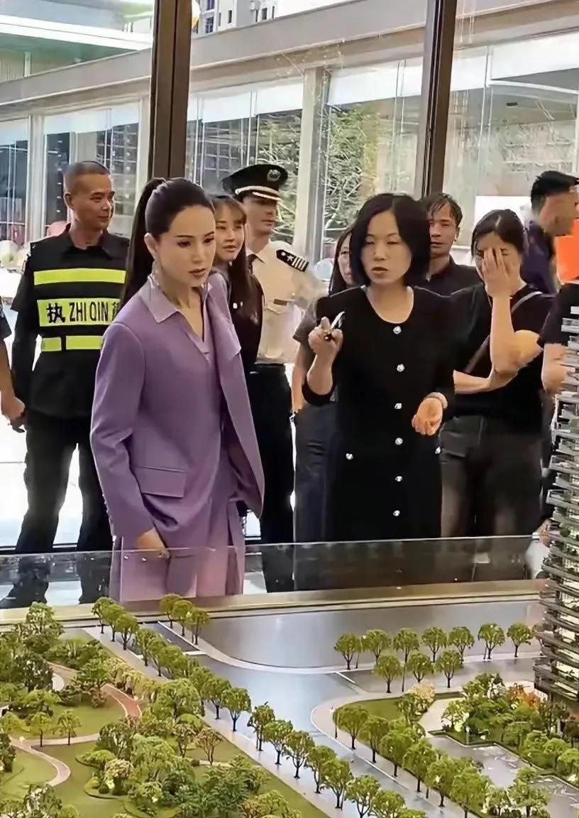 59岁李若彤被偶遇，穿紫色西服套装扎高马尾很干练，像是老板莅临视察工作！李若