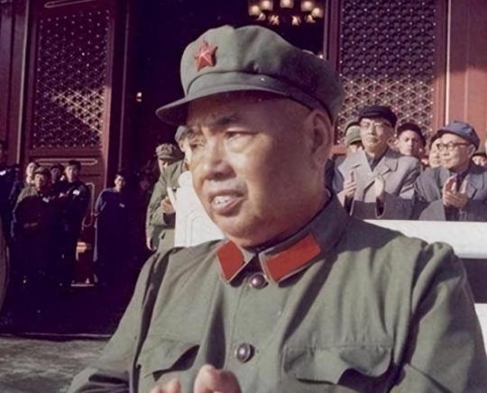 1979年6月广州军区司令许世友上将率部凯旋，乘坐火车返回了广州城，几位干部已经