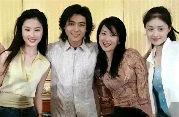 拍这组照片时蒋欣19岁，刘亦菲仅15岁，两人皆是清水出芙蓉般​​​