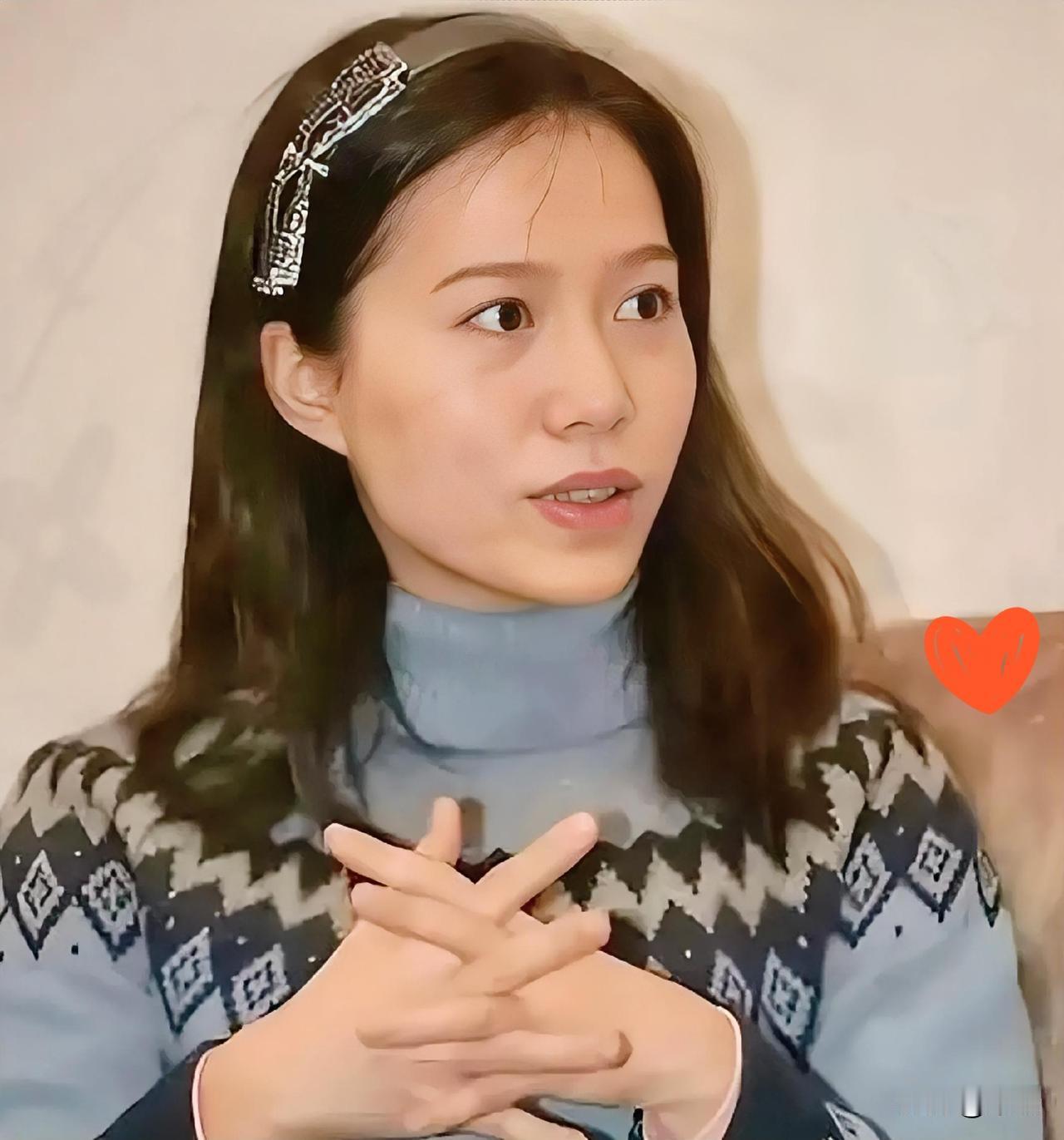 翁帆搬出清华园了。没争没抢，也没留下一儿半女。她就这么平静地带上老妈和侄女，前