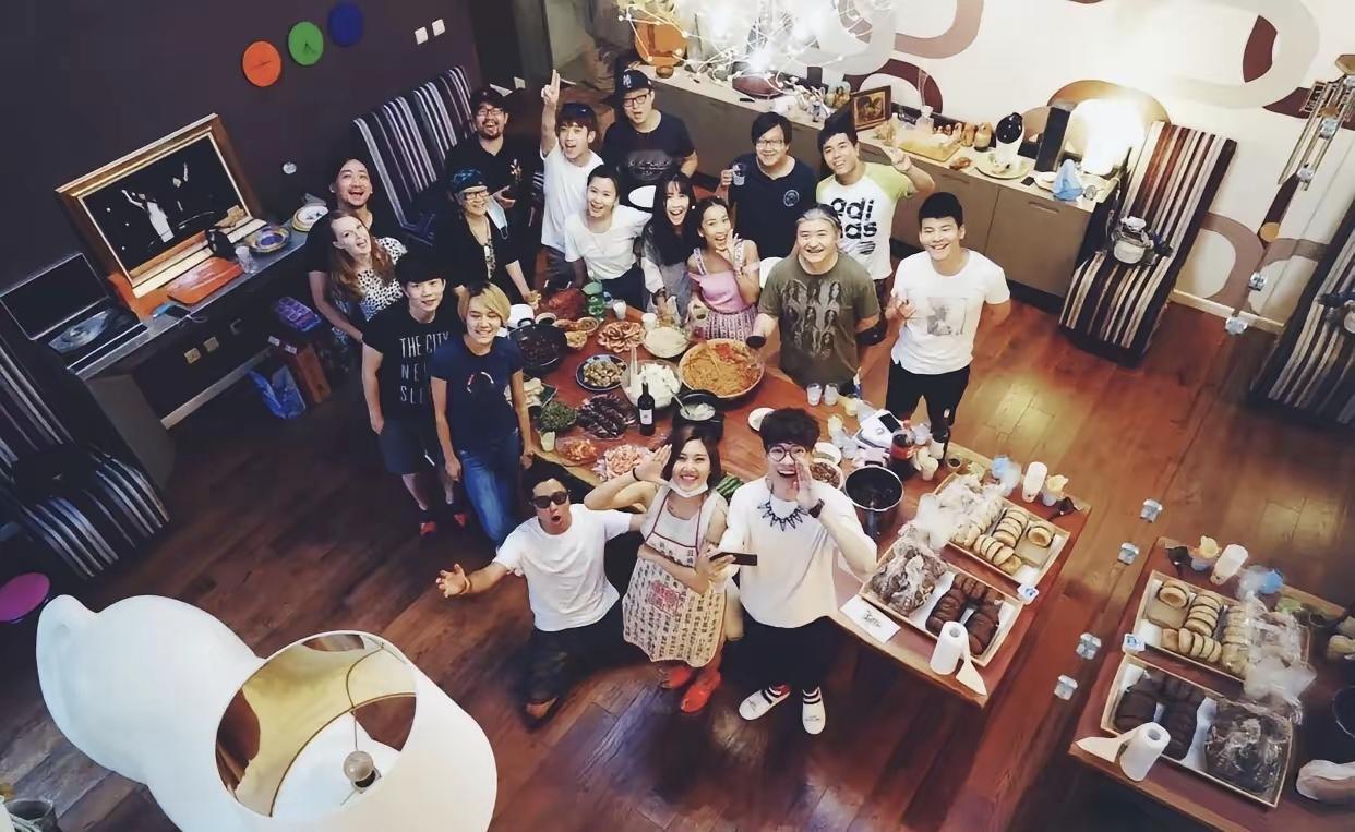 刘欢一点也不是那种拜高踩低的人，他人气高，在音乐圈的地位也不差，可是看以前可以去