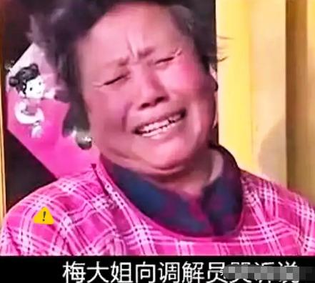 婆婆联合4个女儿毒打大儿媳，公公不但不劝阻，反而拿出一把杀猪刀站在一旁叫嚣：“打