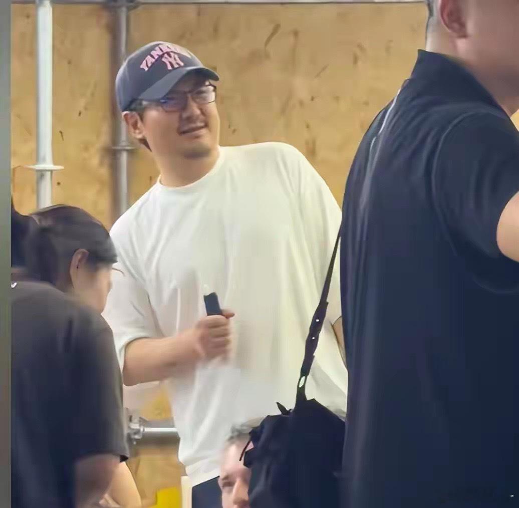 沈腾全家现身阿那亚，43岁妻子体型富态狂炫饭，7岁儿子身高抢镜