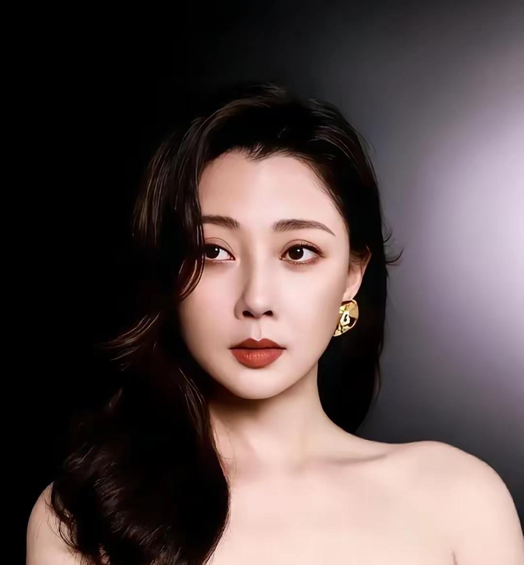 殷桃被孙东海当着一桌朋友的面摔了酒杯，骂了句"你一个戏子，有什么资格管我的事？"