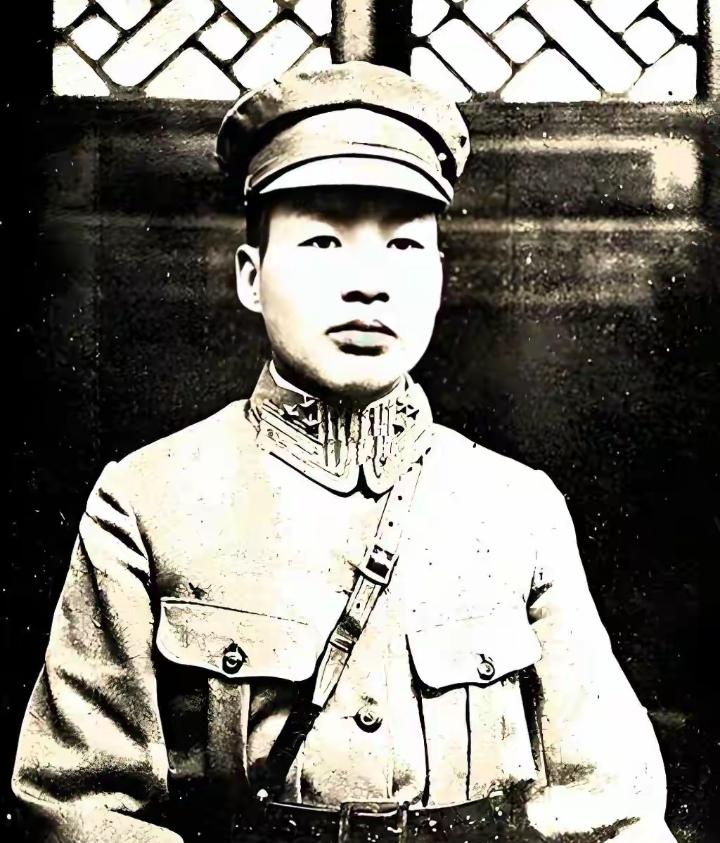 蒋介石强令炸毁泸定桥，刘文辉为何只拆木板不毁铁索？提起飞夺泸定桥，大家都记