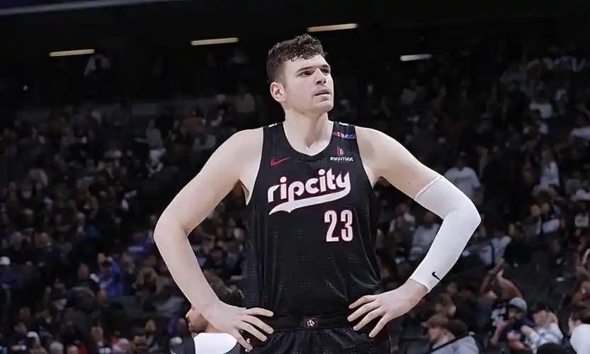 数据体现不出克林根对球队的伤害开拓者输给奇才，克林根投篮17中6，只有14分