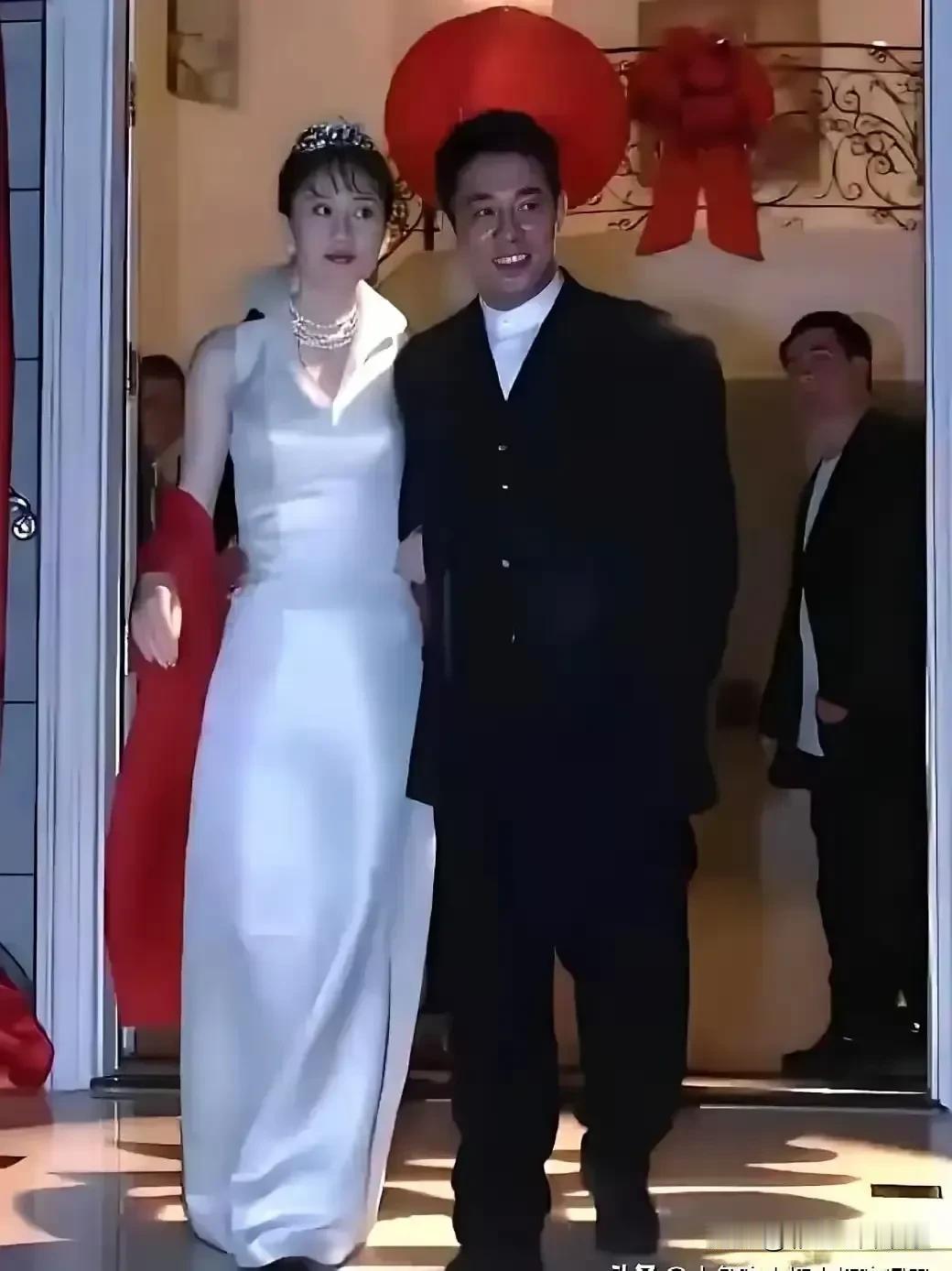 这是李连杰和利智的婚礼现场，李连杰对利智明显是生理性喜欢笑得很开心，有一种抱得美