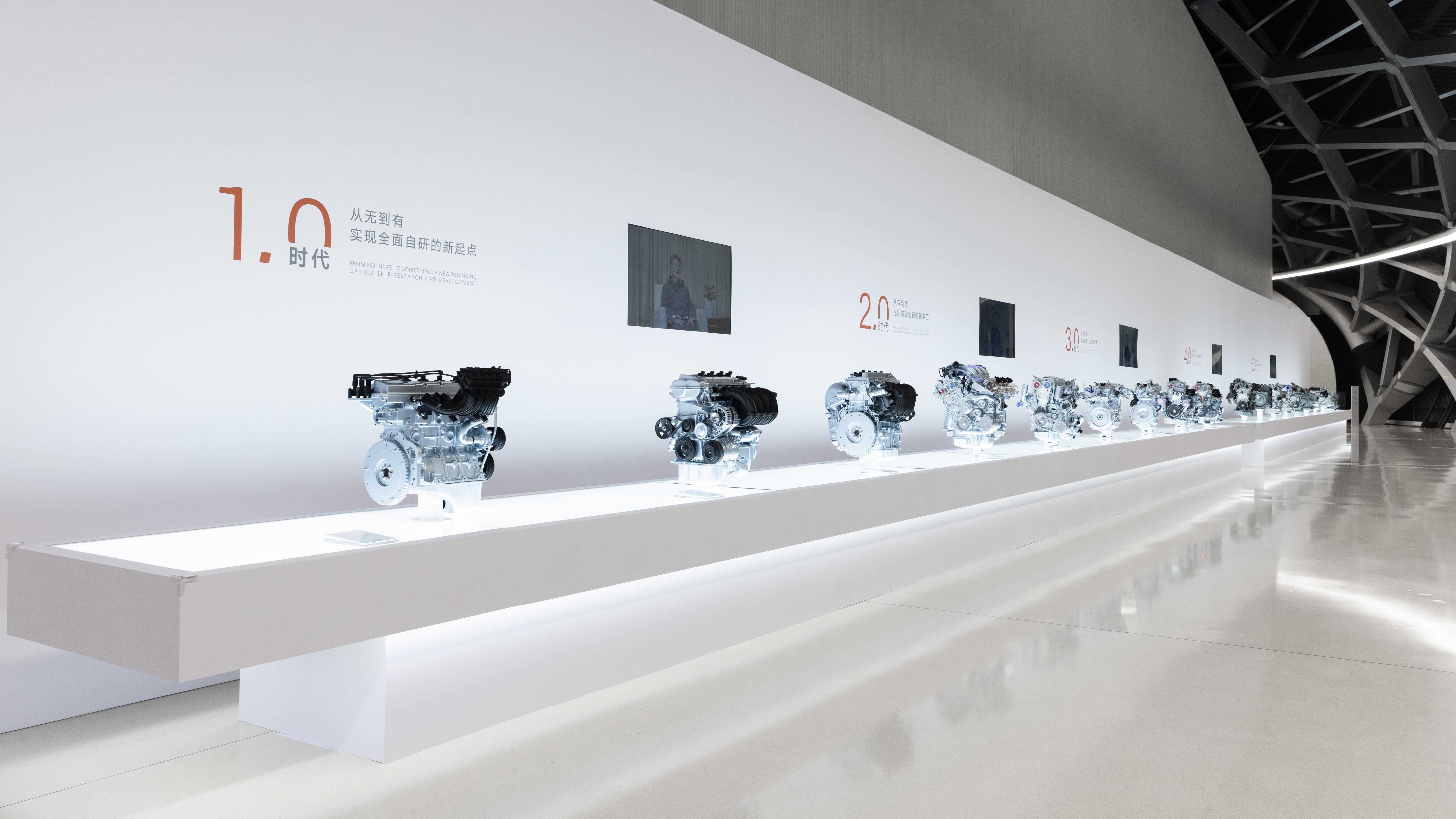 中国混动油耗打破世界纪录刚刚，吉利和央视一同开了个技术发布会，宣布把量产发动机