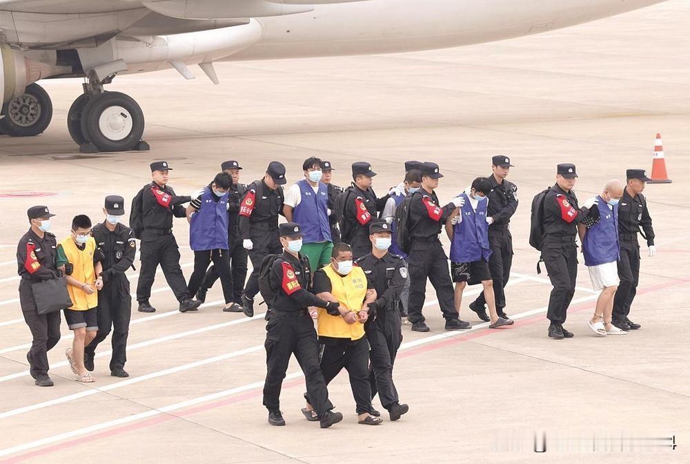 大快人心！柬埔寨电诈分子2700人被押解回国！画面真解气！B太解气了！真的太解