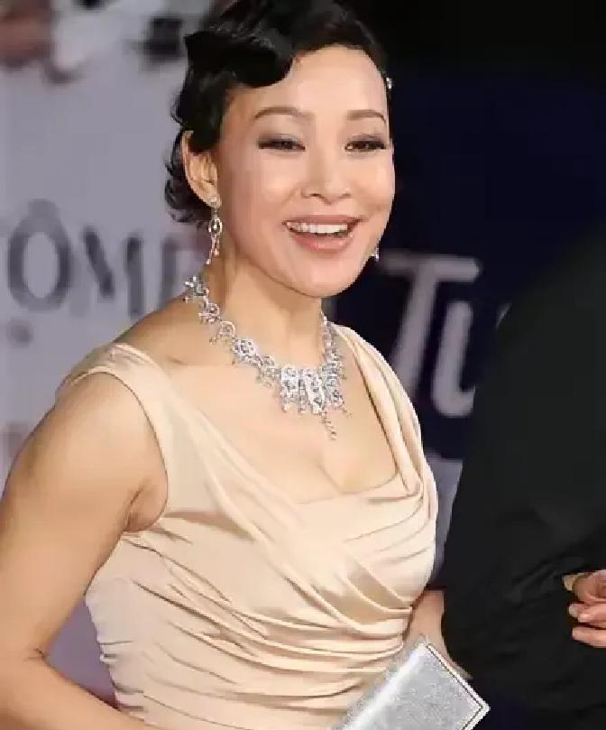 26年了，她从没提过一句。你以为是“冷漠”？不，这是人性至高无上的尊严。1