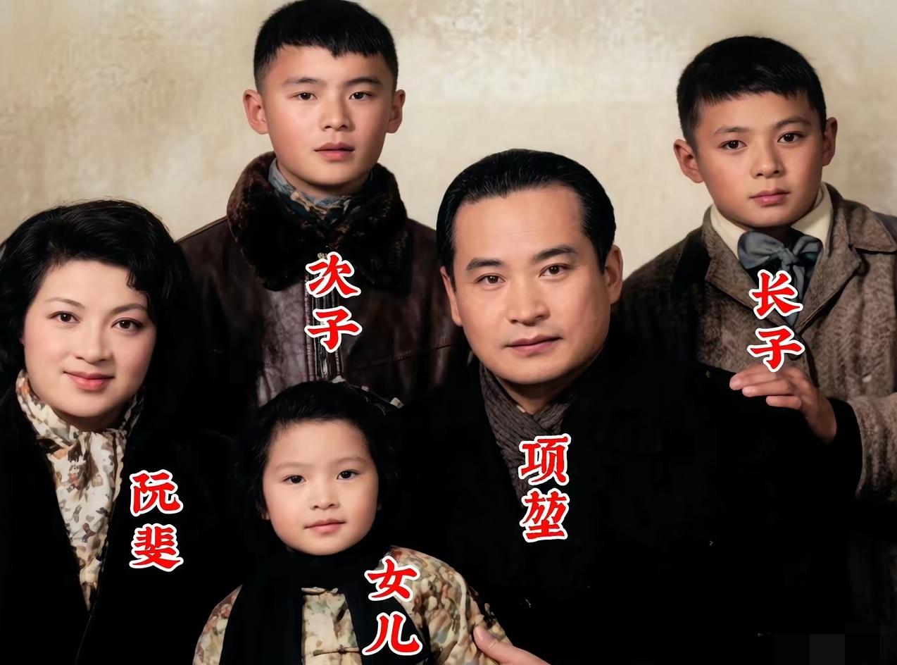 老戏骨项堃一家的旧照太养眼！父亲儒雅稳重，母亲端庄温婉。儿子英气俊朗，小女儿