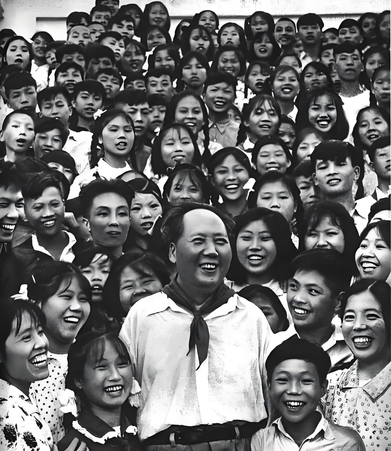 #老照片#毛主席与学生心连心