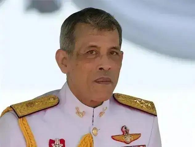 泰国国王拉玛十世默认了阿努廷出任泰国总理，以程序不合规退回了普坦解散议会的申请。