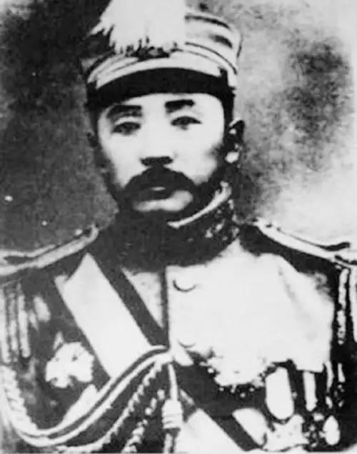 张作霖路过修鞋摊，见鞋匠手慢踢了一脚。鞋匠反手一巴掌抽在他脸上：“要不是