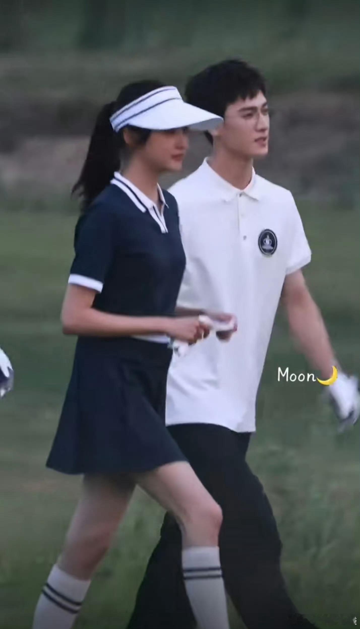 关晓彤李昀锐打高尔夫路透救命，被这组路透蛊到了！关晓彤和李昀锐打高尔夫同框，轻