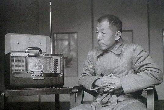 1945年8月，抗日战争胜利，囚禁中的张学良送给蒋介石一块金表，收到蒋介石的回礼