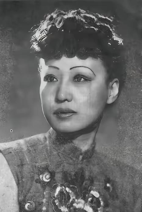 1937年深秋，上海百乐门头牌舞女李丽，死盯着个喝高的日军大佐。她赔笑灌酒，