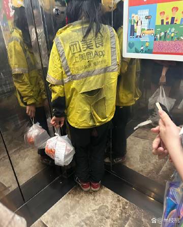 你说她穷吧她穿的AJ，你说她富吧看着着衣服真心疼