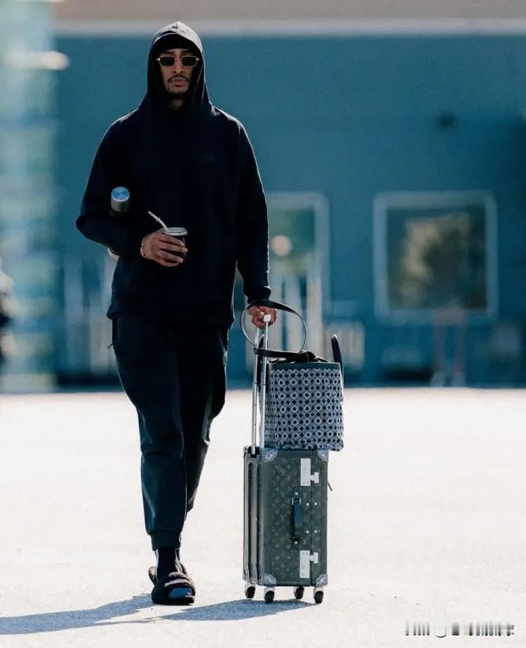 快船大将科林斯真是太可惜了！明天快船将会坐镇主场迎战魔术，不过让人感到非常可惜的