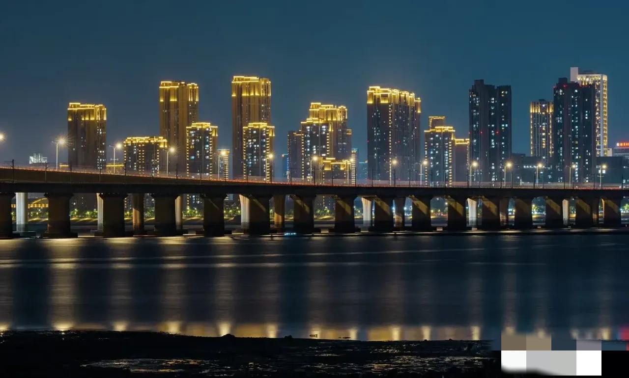 从外卖小哥月入过万说起：普通人赚钱为啥总慢半拍？答案藏在认知差里。周围有人靠送