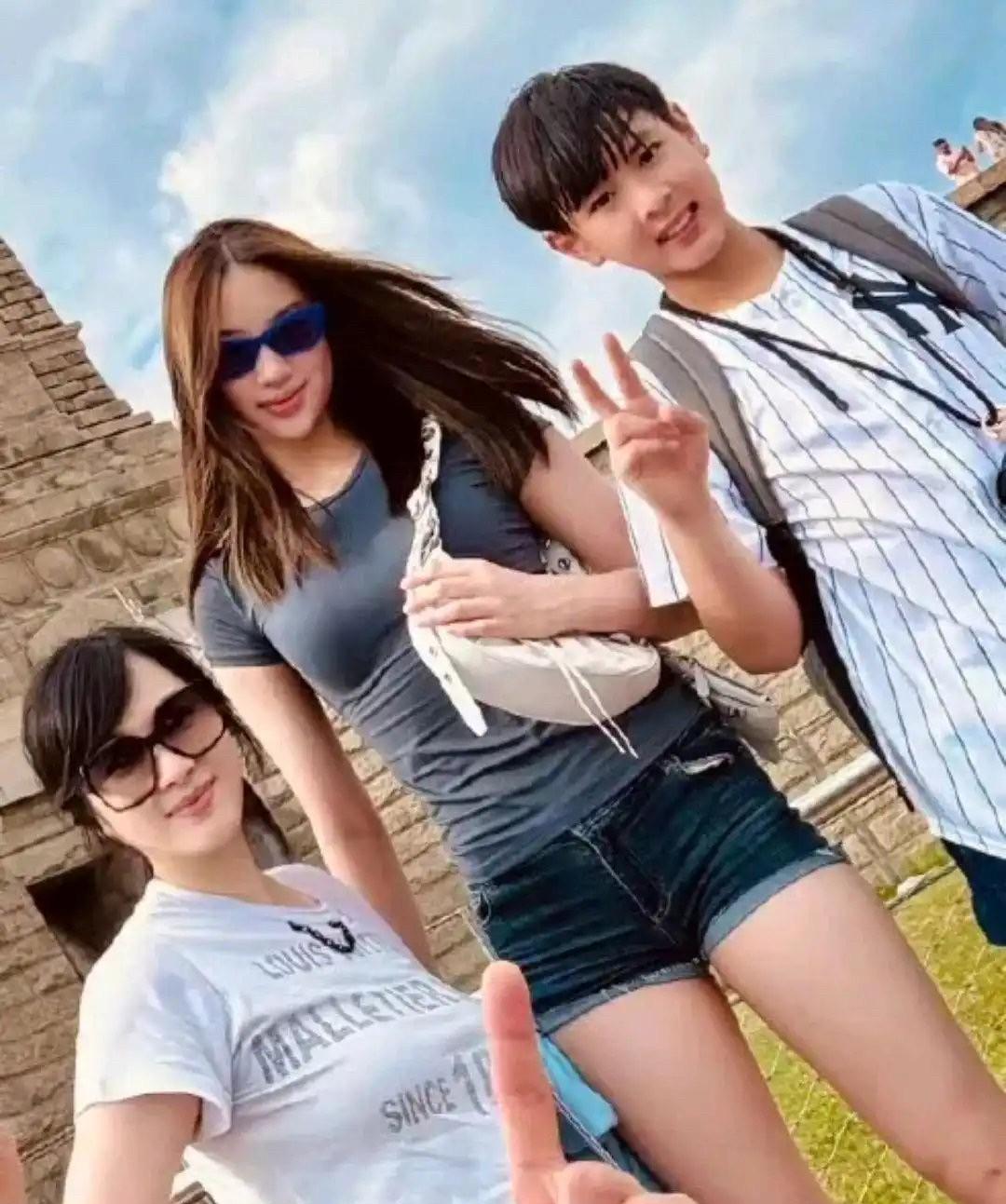 最近刷到吴尊女儿Neinei的照片，真的惊掉我的下巴！她居然才14岁？这发育速度
